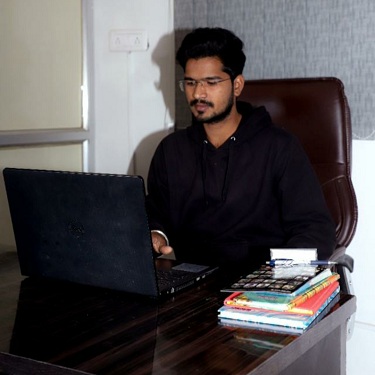 Manish Kanchriya - Insurance Agent in Ratlam